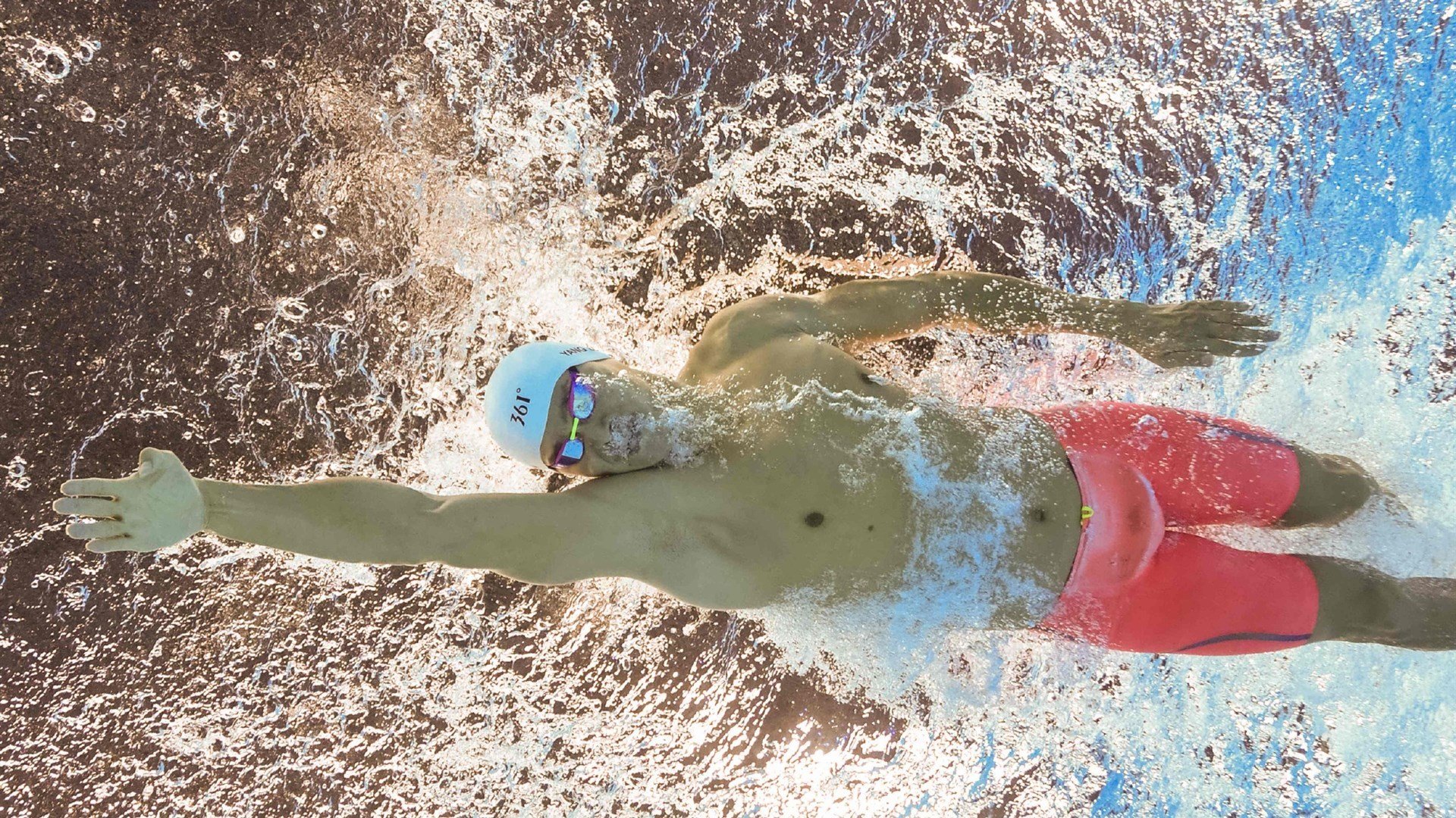 倒三角站位连接前后两端，倒三角倒立